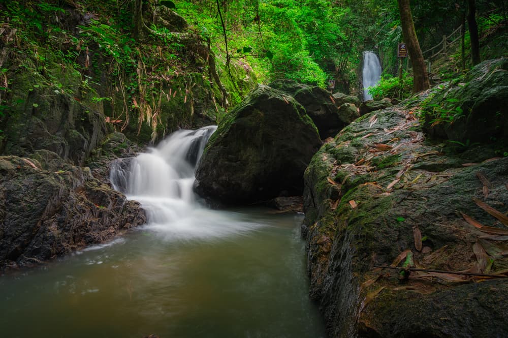 普吉岛邦佩瀑布景色。