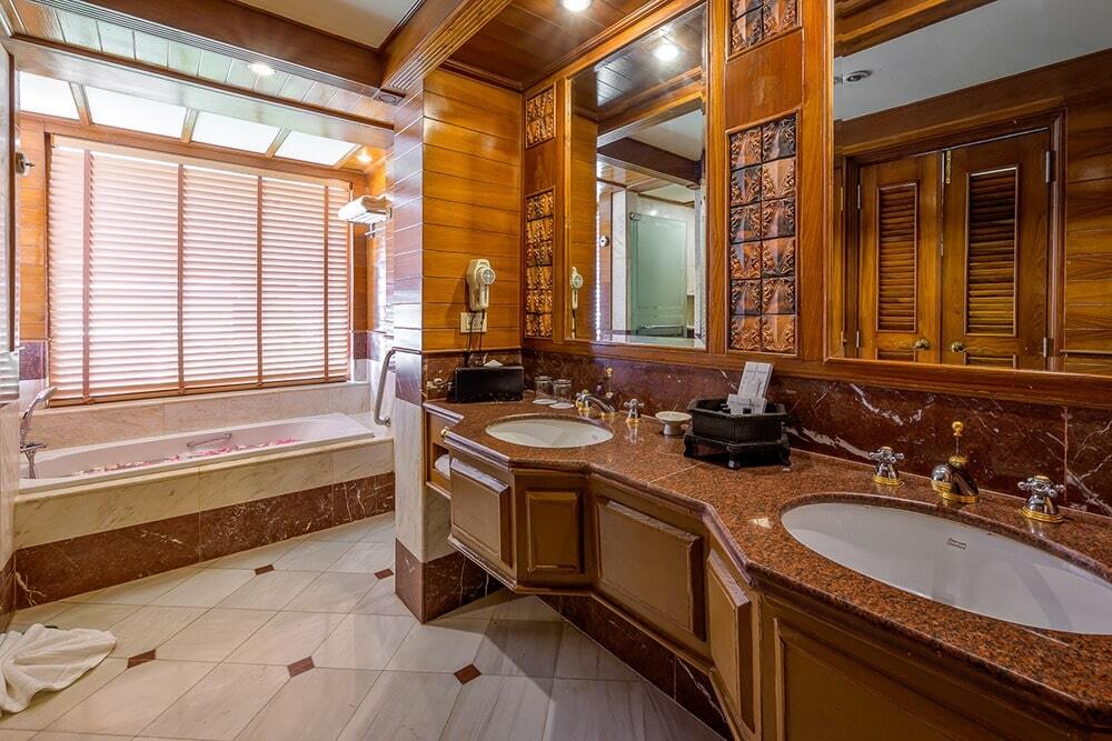 2 Bedroom Hillside Suite with Terrace Bathtub