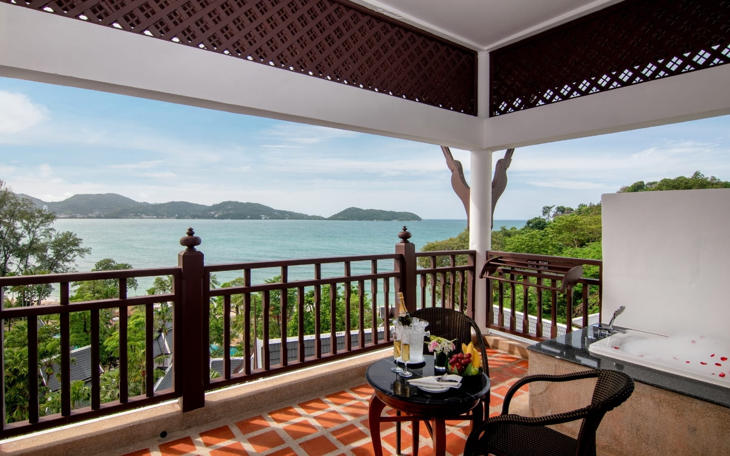 Seaview Hillside with Terrace Bathtub
