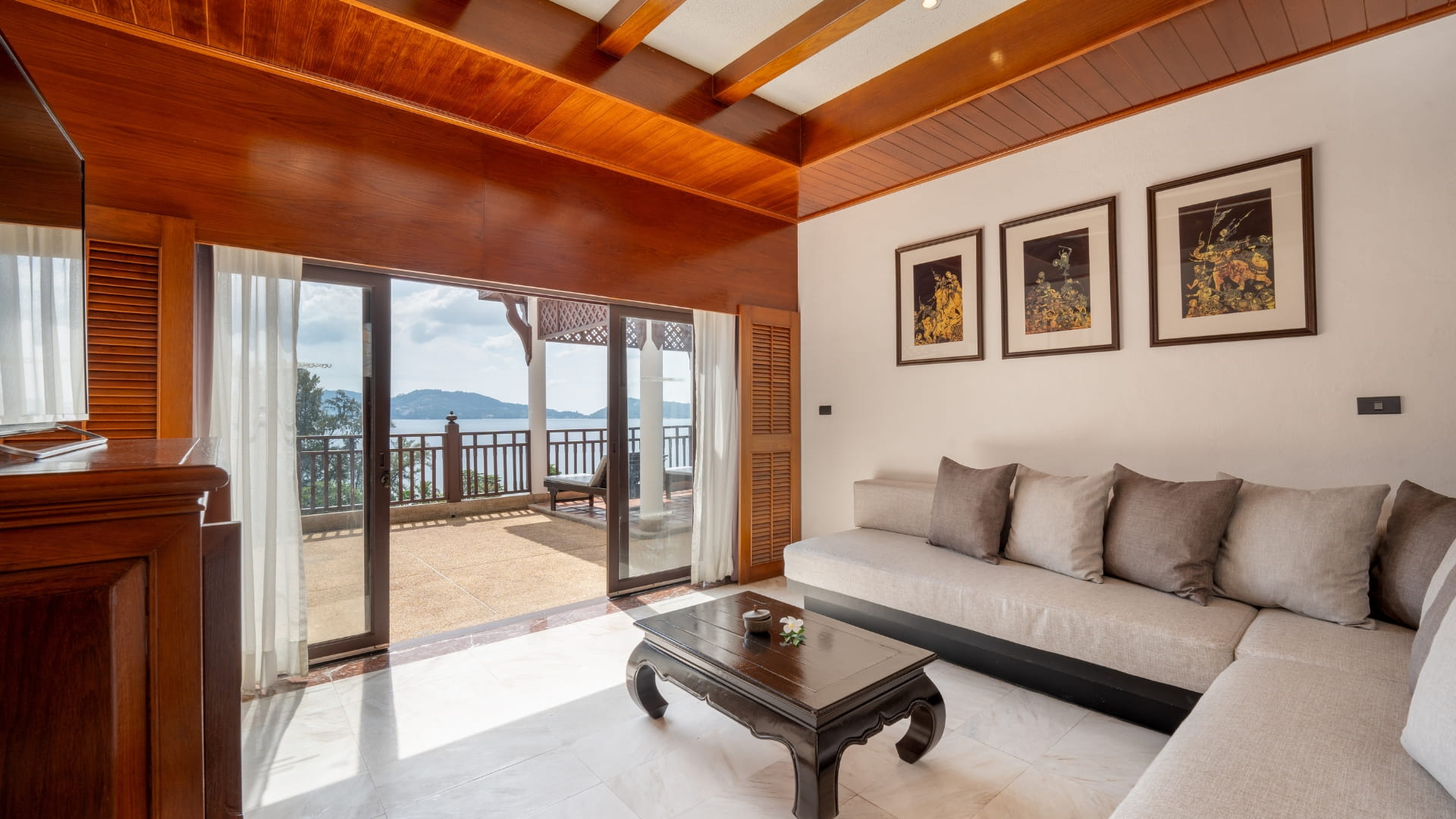 Family 1 Bedroom Hillside Suite with Terrace Bathtub