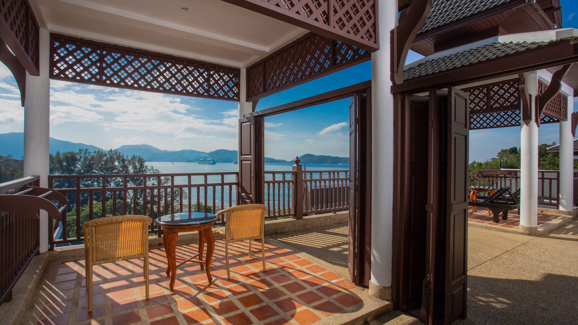 Family Seaview 2-Bedroom Hillside Suite with Terrace Bathtub