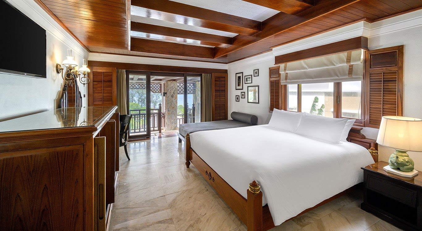 Traditional luxury Thai décor for hillside rooms