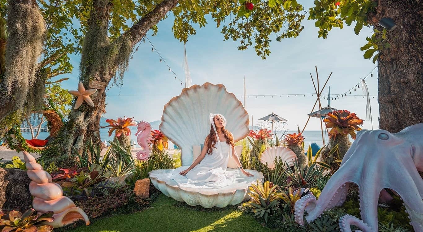 “Alice in Wonderland” beach garden photospot