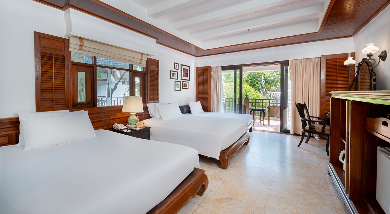 Lagoon Poolside with Bathtub
