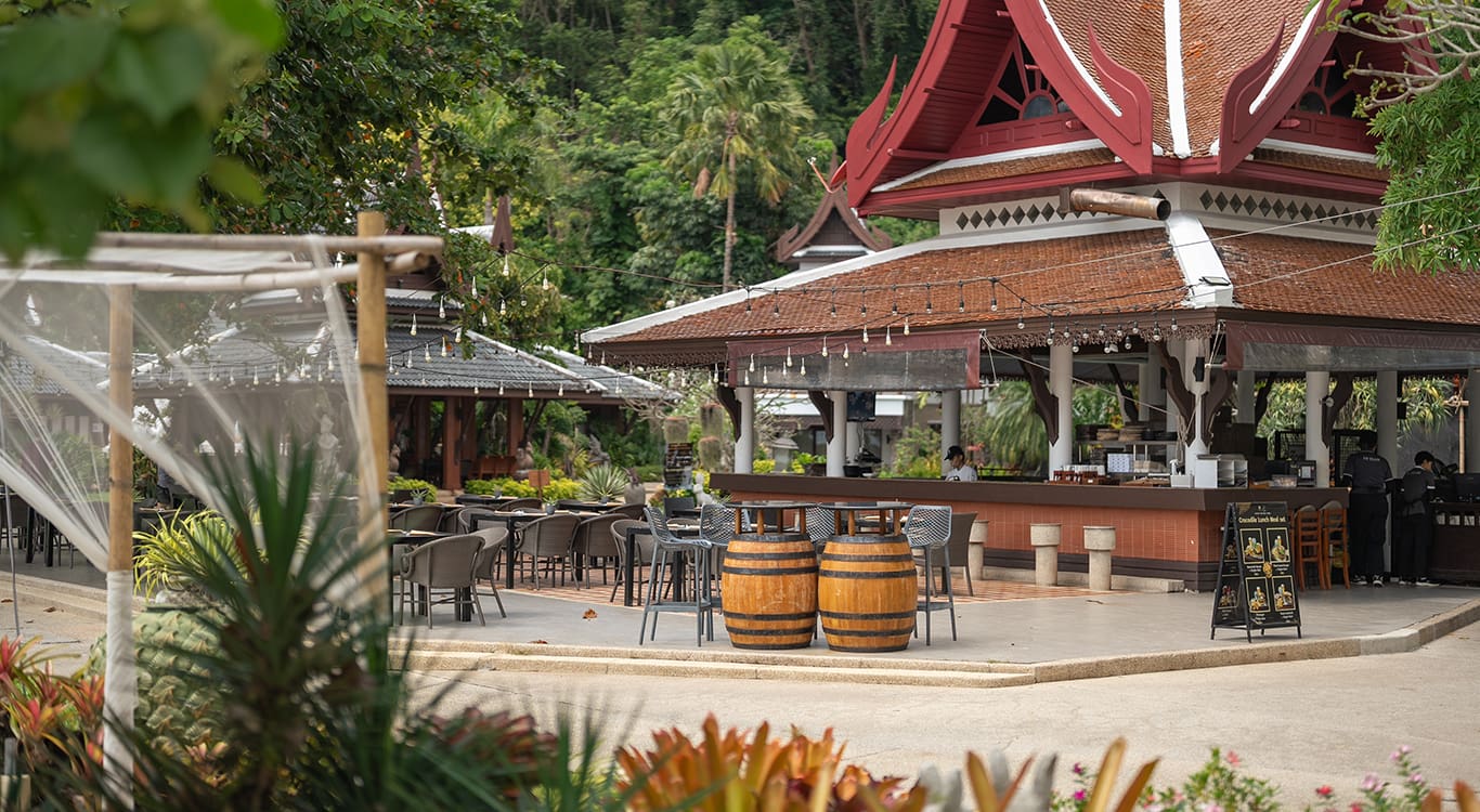 Der Sitzbereich an Thavorns Poolbar, Crocodile Bar & Grill